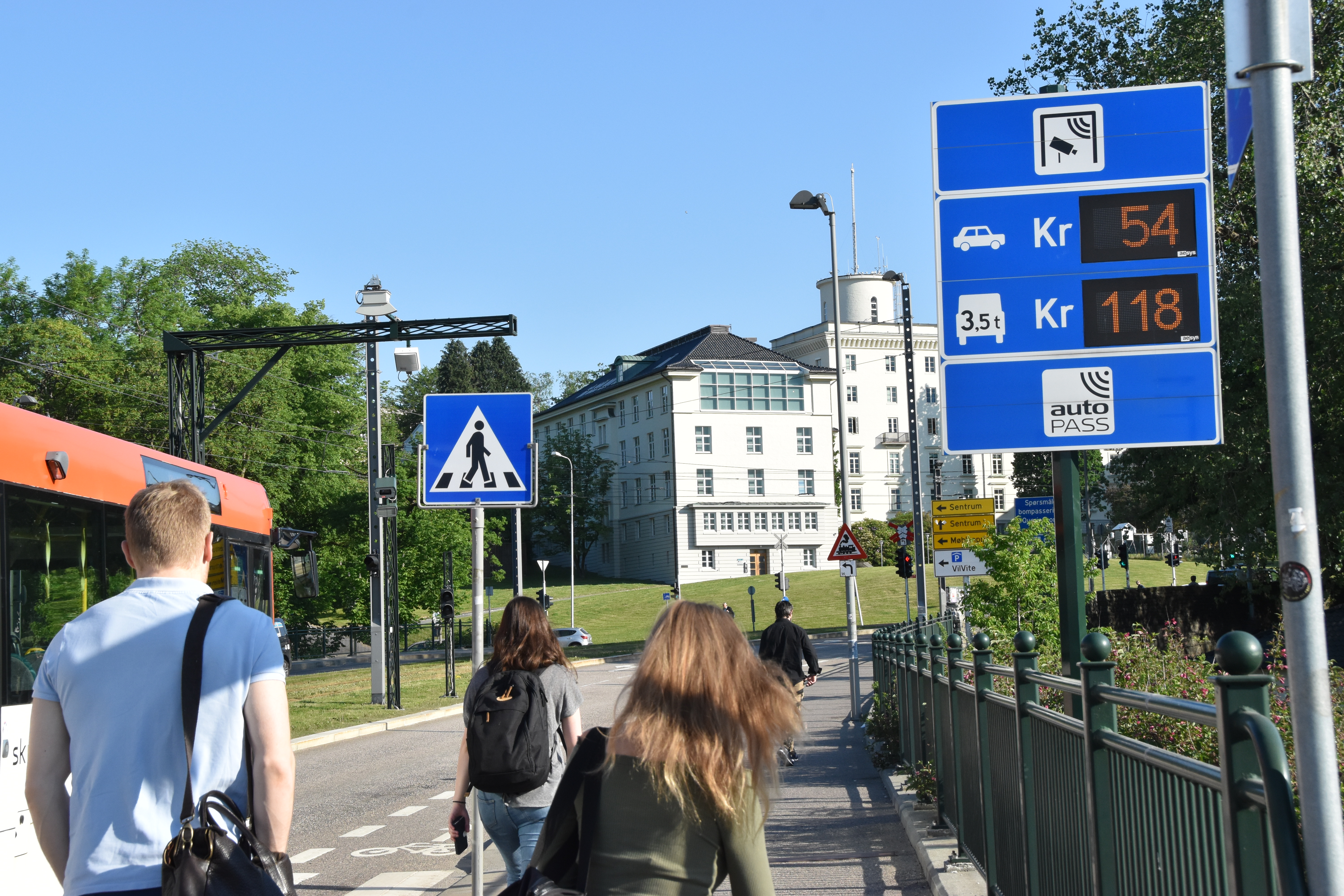 Bilde som viser AutoPASS-skilt med nye takster på Florida i Bergen