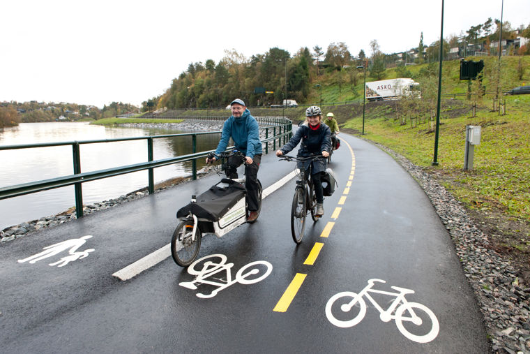 Sykkelsjef i Bergen kommune, Einar Grieg, og nestleder i utvalg for miljø og samferdsel i Hordaland fylkeskommune, Marthe Hammer, tester den nye sykkelvegen. 