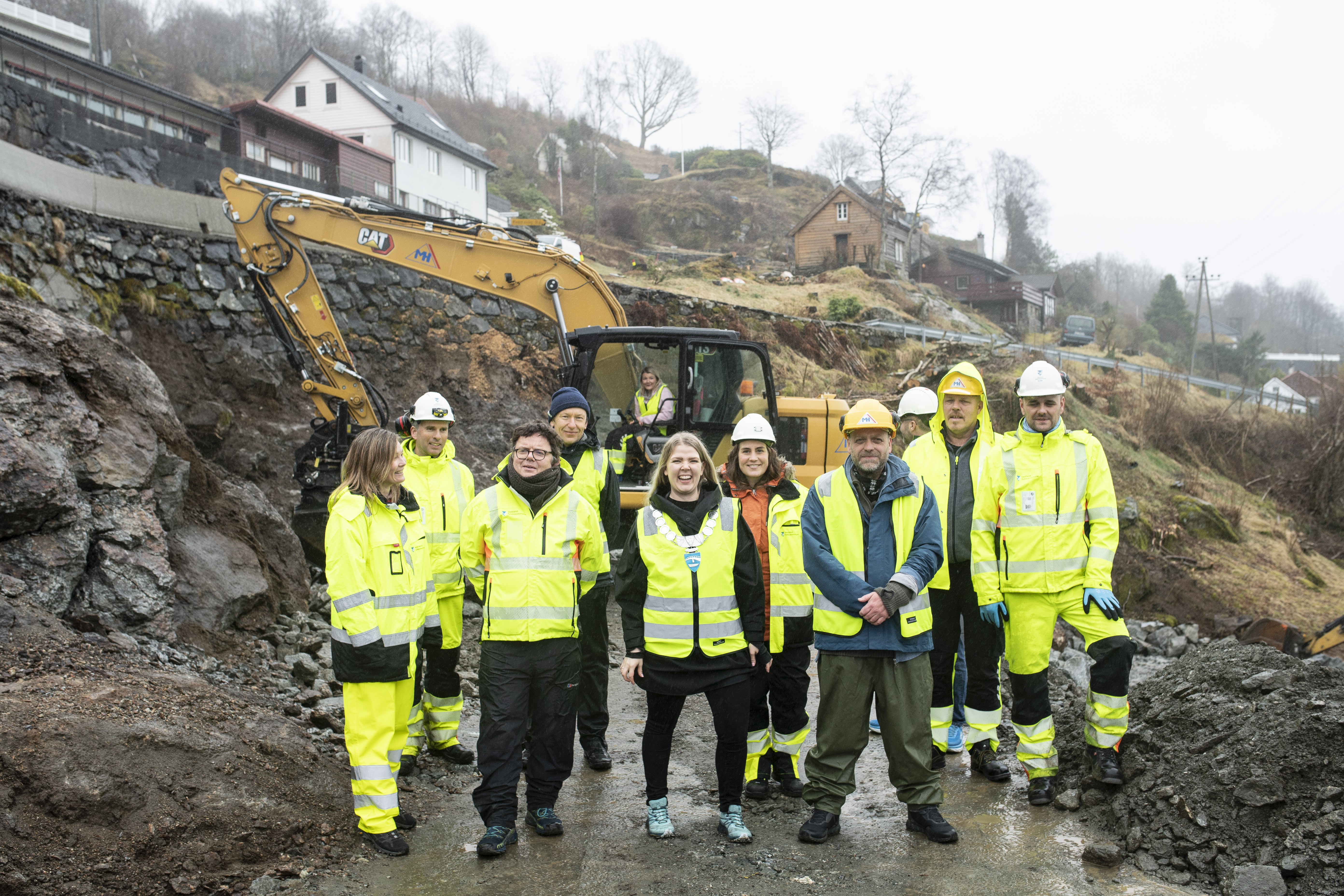 Representantar frå Vestland fylkeskommune, Alver kommune, Miljøløftet og entrepenøren Magne Hope AS var på plass då armbandet skulle klippast. Foto: Thor Brødreskift